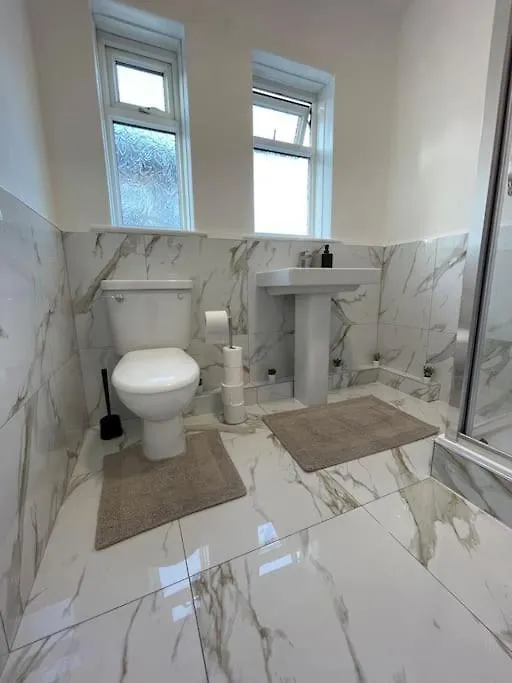 Whole House Modern Two Bedroom In Newcastle - Free Parking 0*, Newcastle upon Tyne